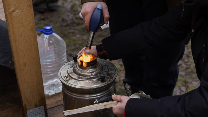 В Осташкове нарядили елку украшениями ручной работы