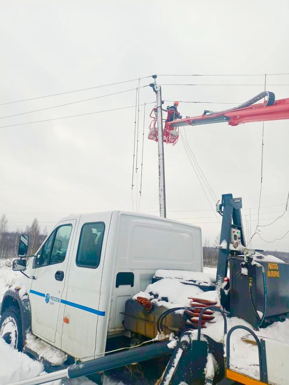 Энергетики восстановили электроснабжение более 50% пострадавших от второй волны непогоды потребителей Тверской области