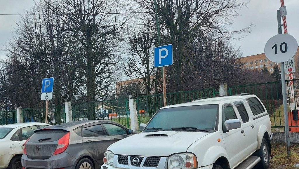 В Твери водители массово паркуются на местах для инвалидов у больницы