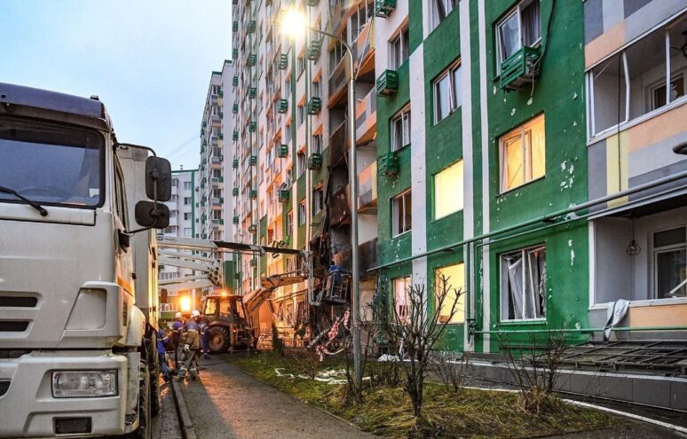В жилом доме, пострадавшем в результате отражения атаки БПЛА в Твери, ведутся восстановительные работы