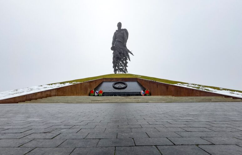 Виталий Королев начал рабочую поездку в Ржевский округ с возложения цветов к мемориалу Советскому солдату