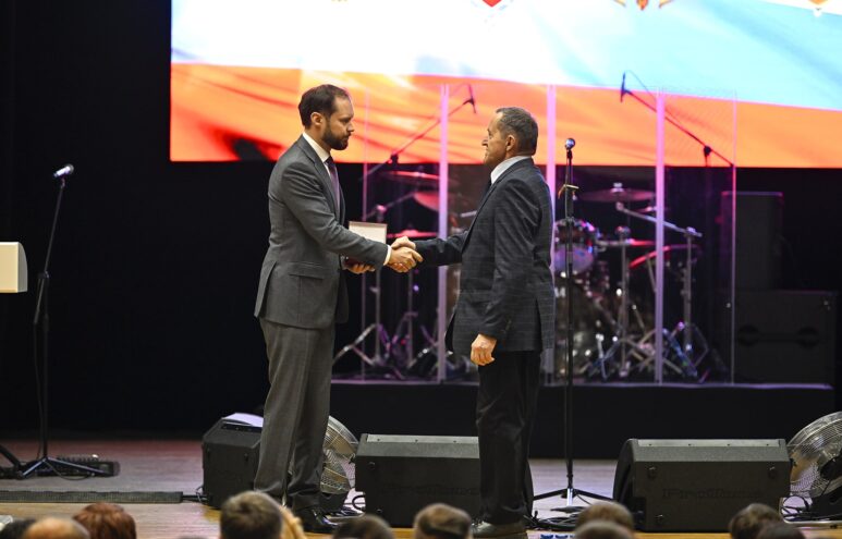 Виталий Королев вручил награды сотрудникам и ветеранам органов безопасности Виталий Королев вручил награды сотрудникам и ветеранам органов безопасности