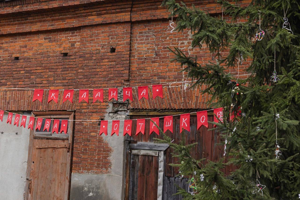 В Осташкове нарядили елку украшениями ручной работы