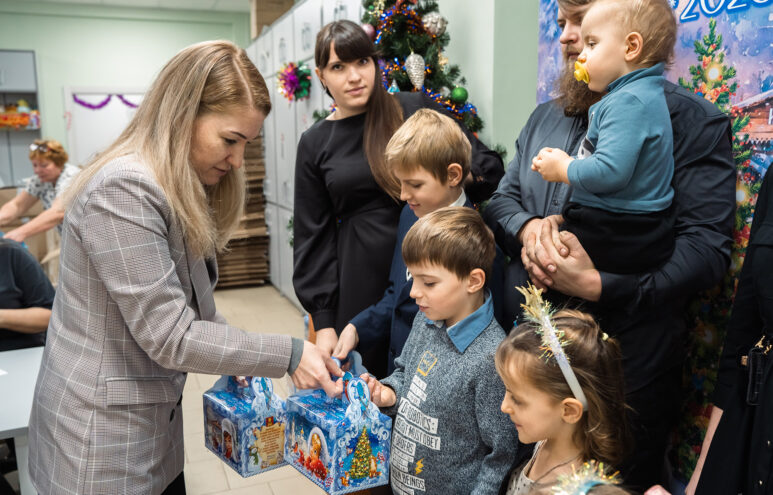 Что сладкого ждет детей Тверской области под ёлкой?