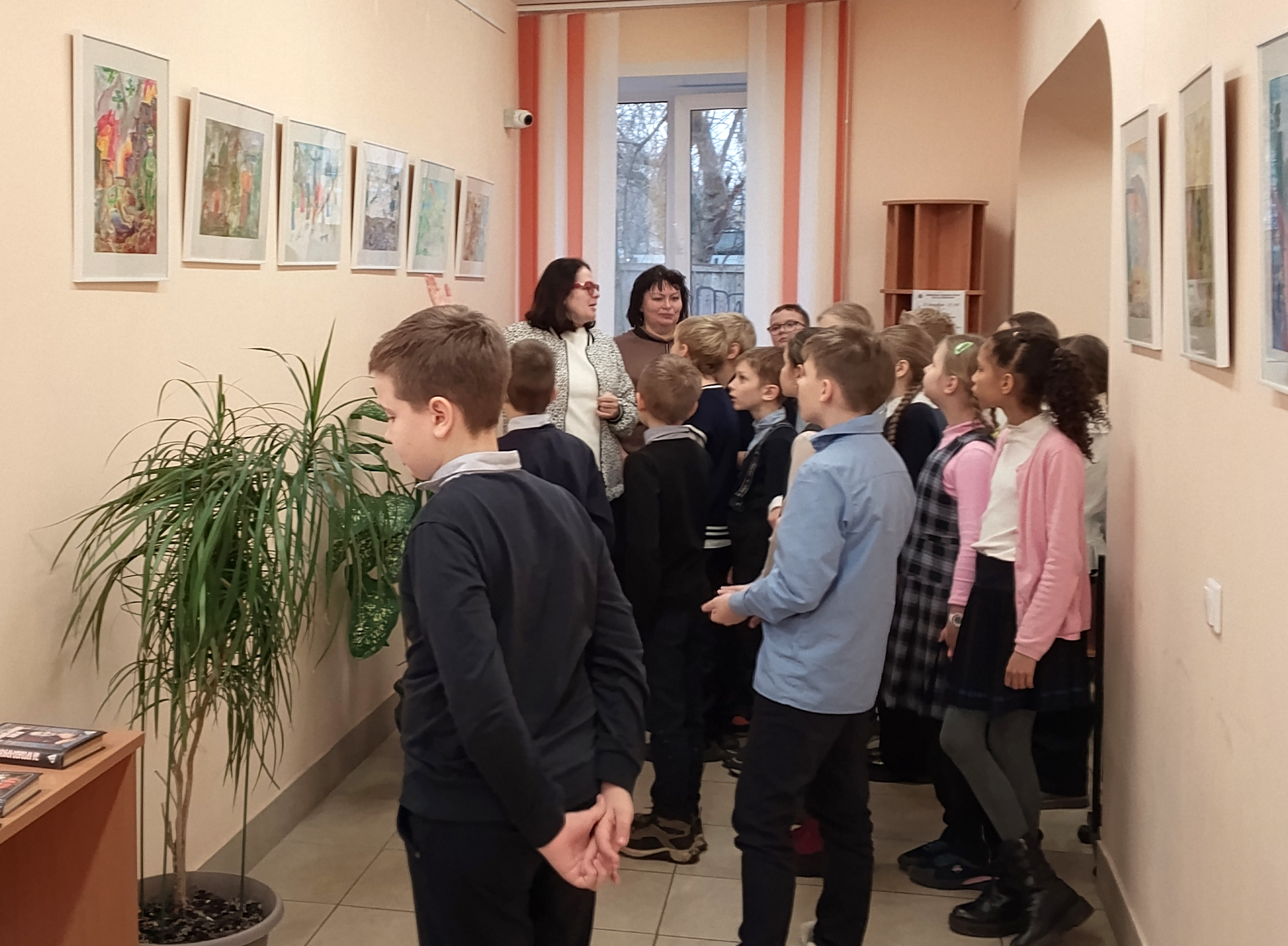 Детские акварели о войне открыли в библиотеке Кропоткина