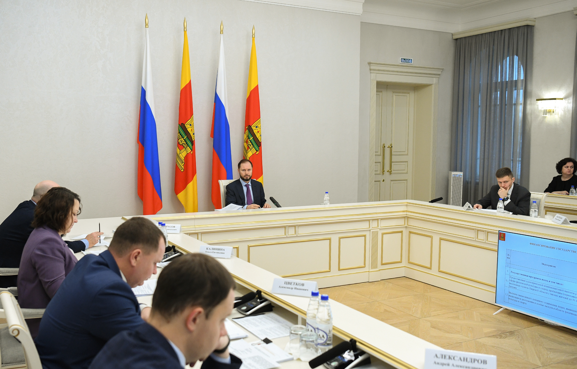 По реке в Твери расползлись нефтяные пятна