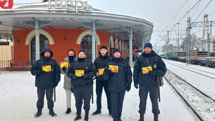 Новогодний рейд: Дед Мороз в погонах учит правилам поведения на железной дороге