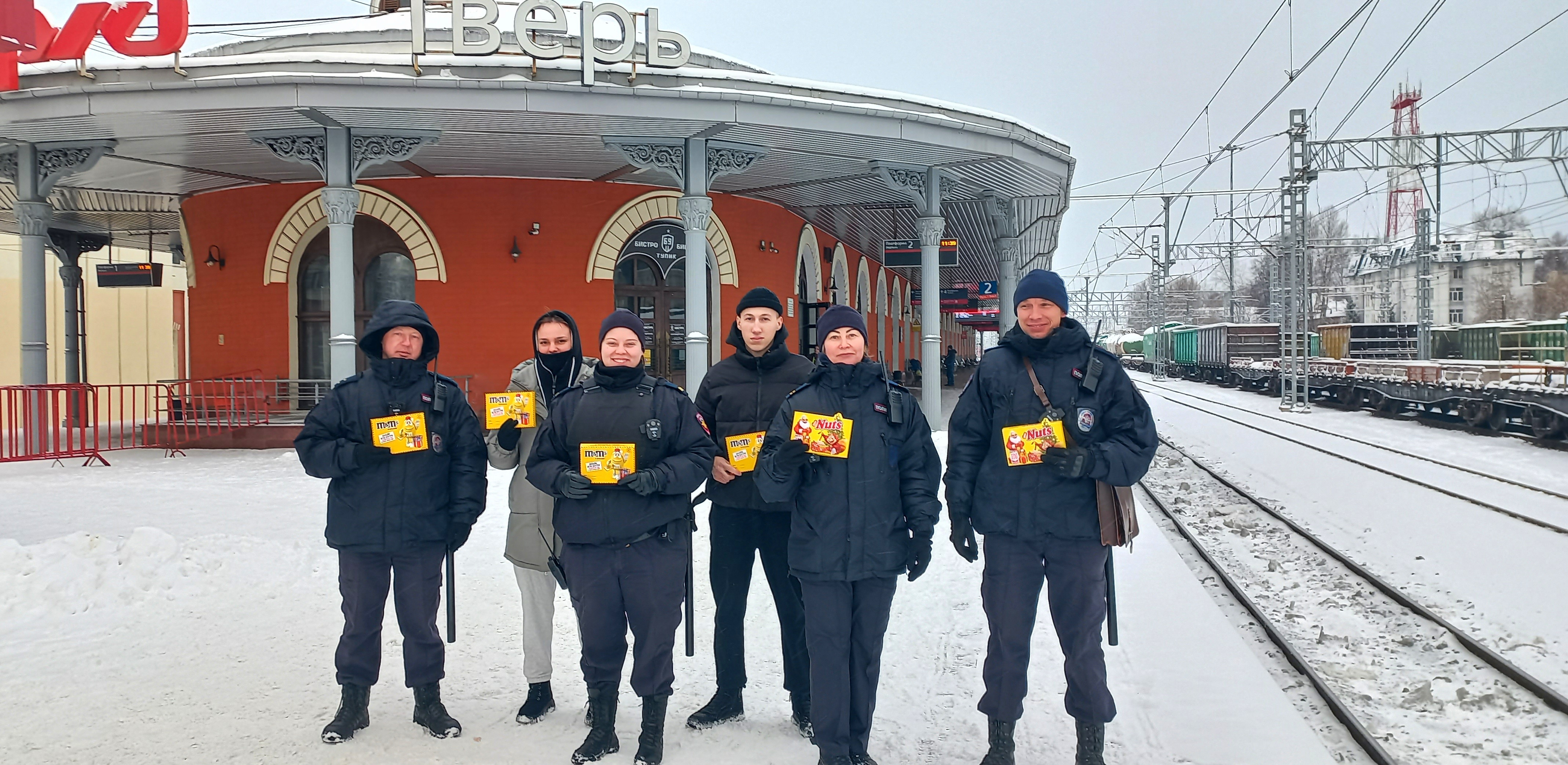 Новогодний рейд: Дед Мороз в погонах учит правилам поведения на железной дороге Новогодний рейд: Дед Мороз в погонах учит правилам поведения на железной дороге