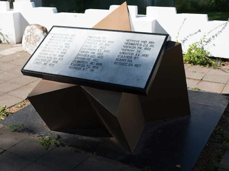 В Оленинском округе благоустроили братские захоронения