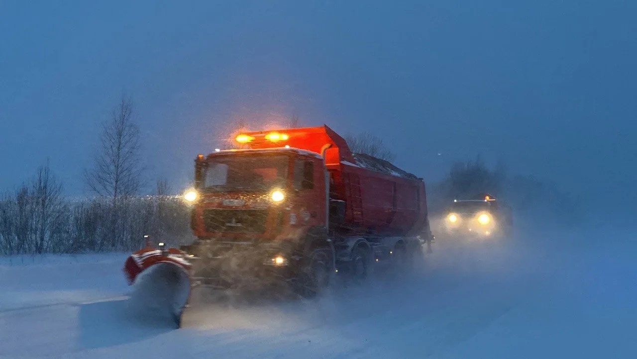 Более 300 единиц техники расчищают снег в Верхневолжье
