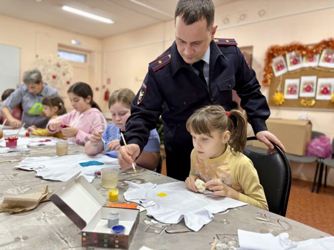 "Полицейский Дед Мороз" поздравил детей в социально-реабилитационном центре Ржева "Полицейский Дед Мороз" поздравил детей в социально-реабилитационном центре Ржева