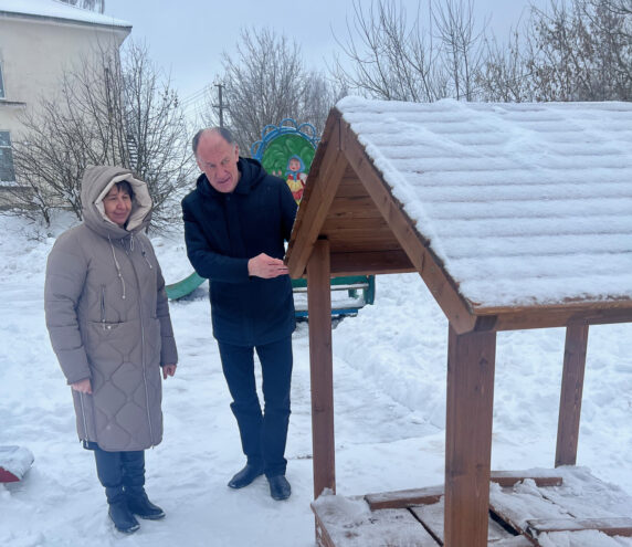 Артур Бабушкин проверил обустройство детских площадок Вышнего Волочка