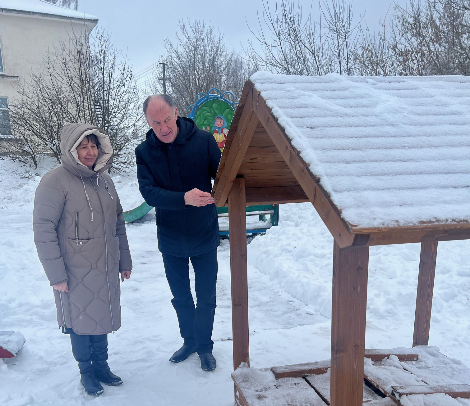 Артур Бабушкин проверил обустройство детских площадок Вышнего Волочка