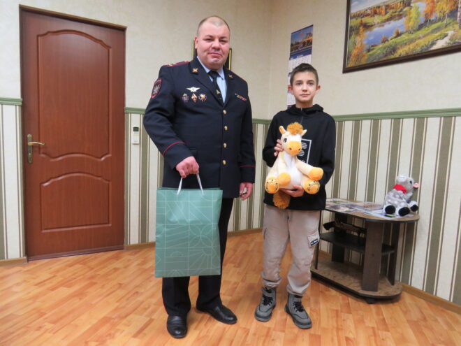 Тверской транспортный полицейский исполнил мечту юного ученого в рамках акции «Ёлка желаний»