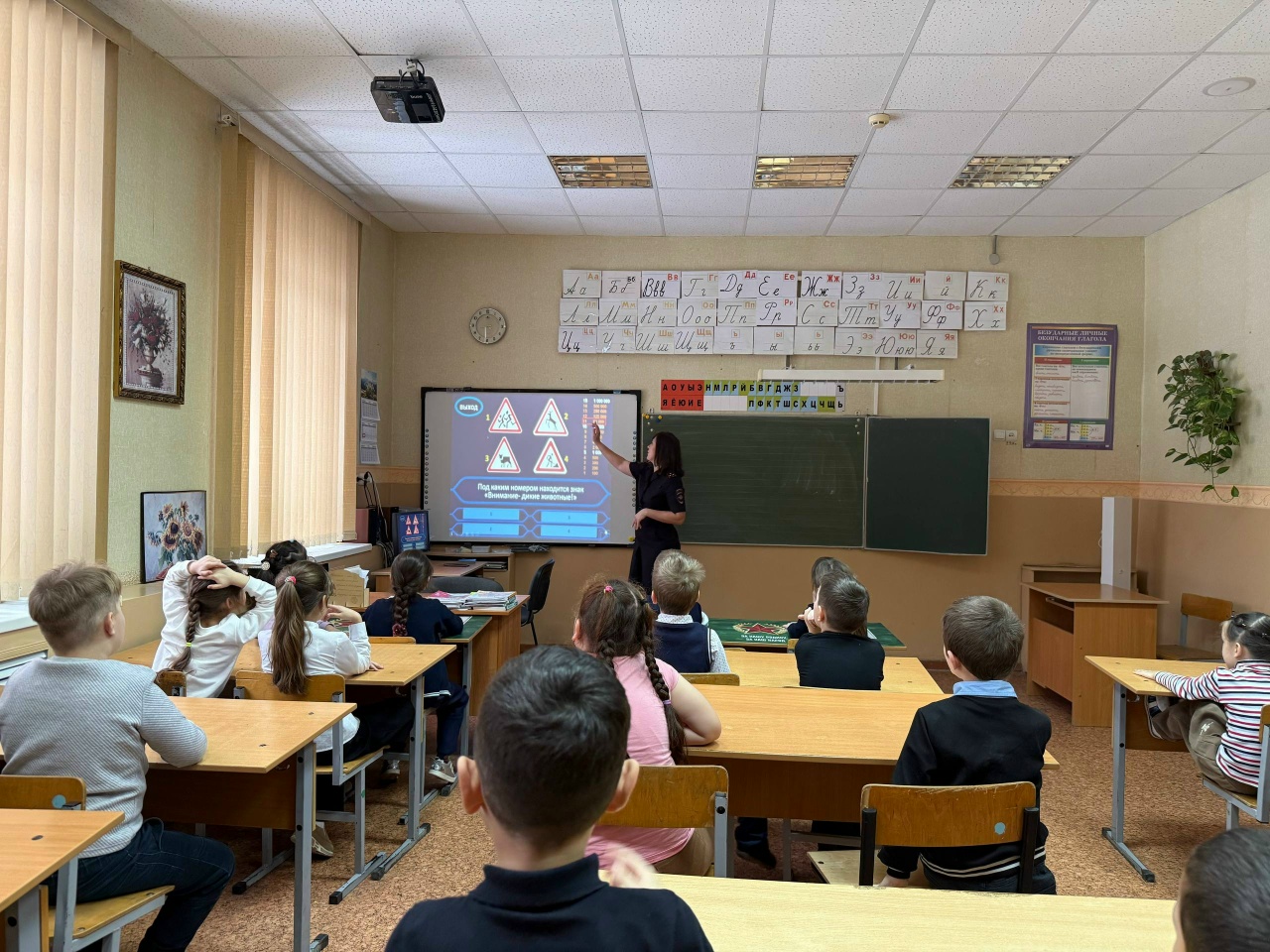 Госавтоинспекция Твери провела увлекательный урок безопасности для юных пешеходов Госавтоинспекция Твери провела увлекательный урок безопасности для юных пешеходов