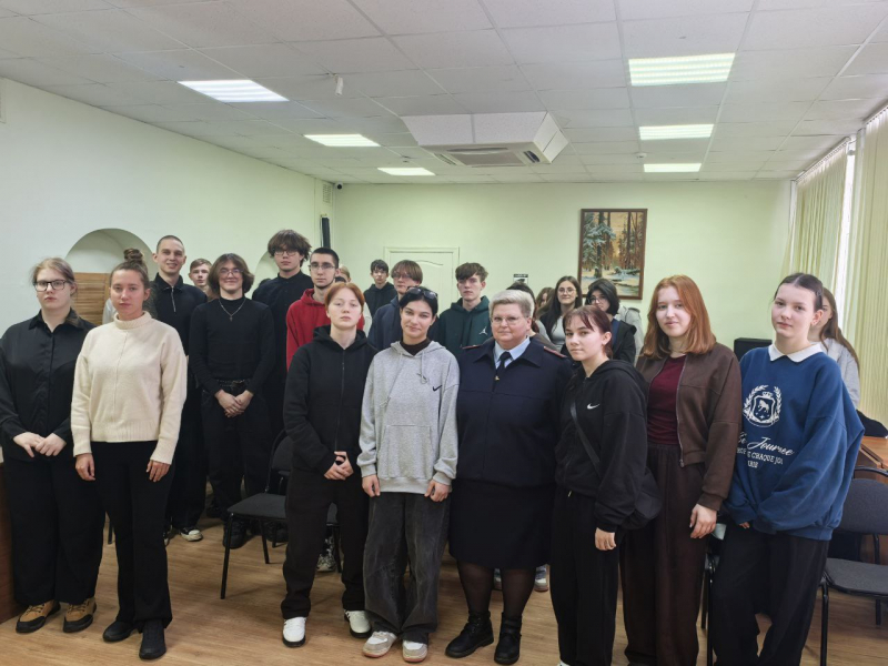 УМВД Твери провело лекцию для студентов о вреде вейпов и правовых ограничениях