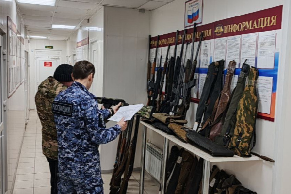 Тверские росгвардейцы передали больше 40 единиц гражданского оружия в зону проведения СВО