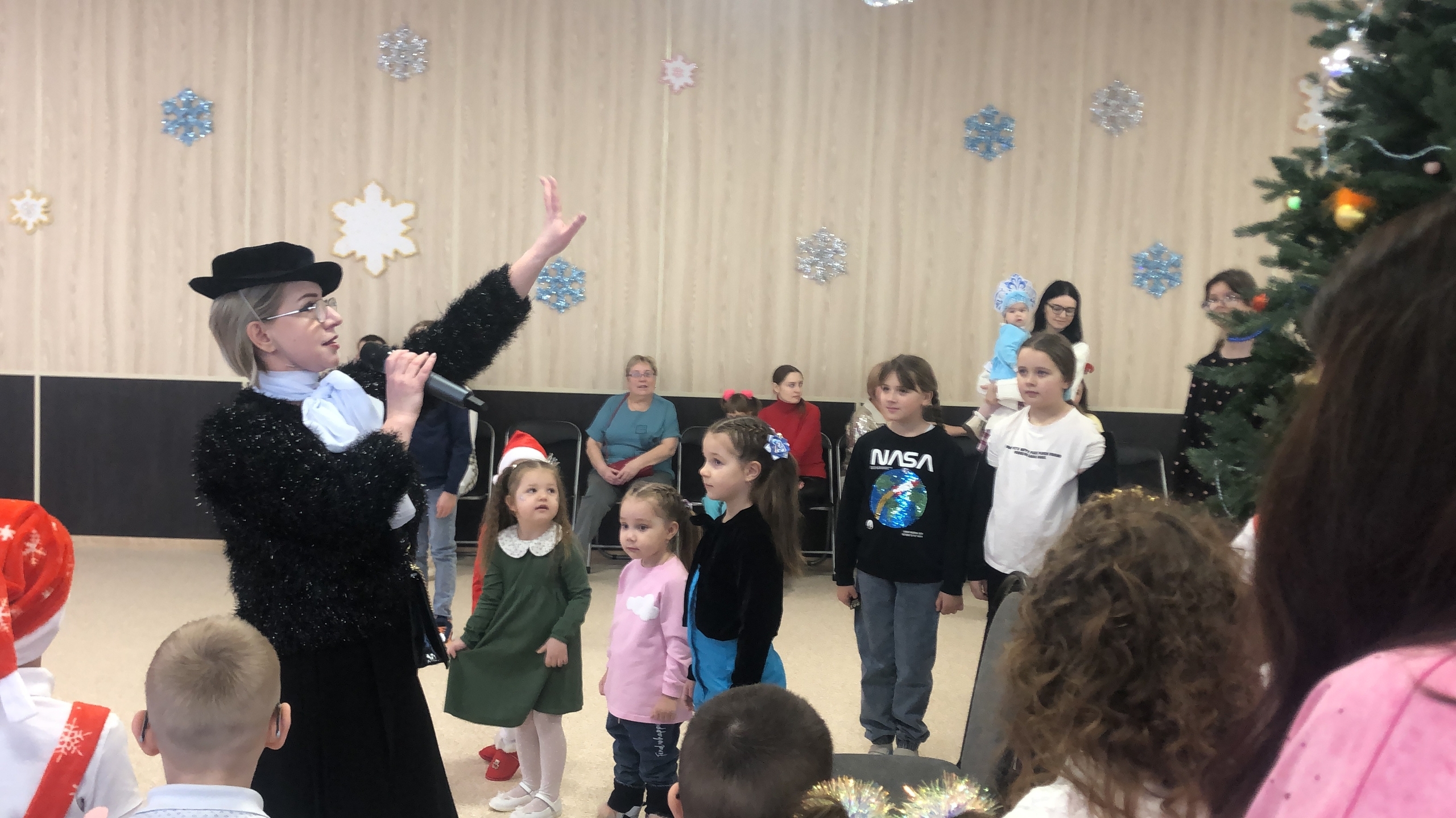 Атаманша и Кикимора скрасили новогодний праздник жителей Торопца