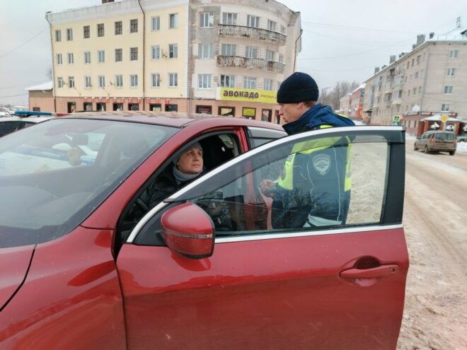 В городе Бологое водителям напомнили правила поведения на дороге
