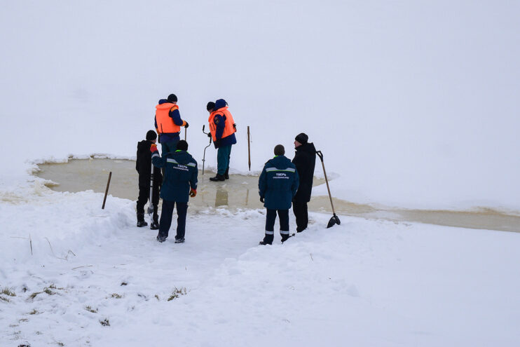 В Твери начали готовить прорубь к крещенским купаниям