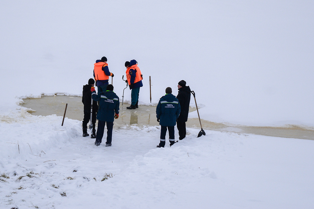 В Твери начали готовить прорубь к крещенским купаниям В Твери начали готовить прорубь к крещенским купаниям