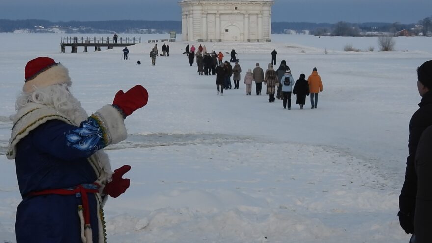 В Тверской области экскурсии по льду водит Дед Мороз