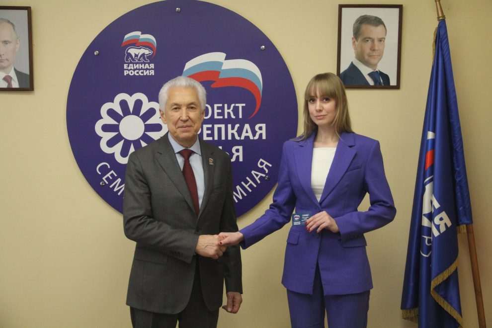 Владимир Васильев вручил партбилеты «Единой России» жителям Твери