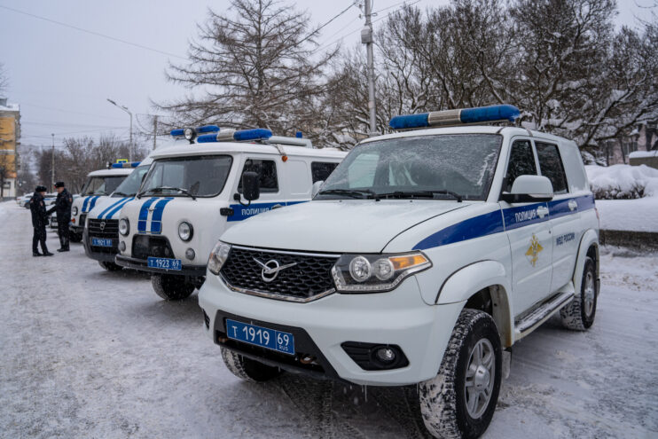 Виталий Королев передал полиции Твери 13 новых автомобилей