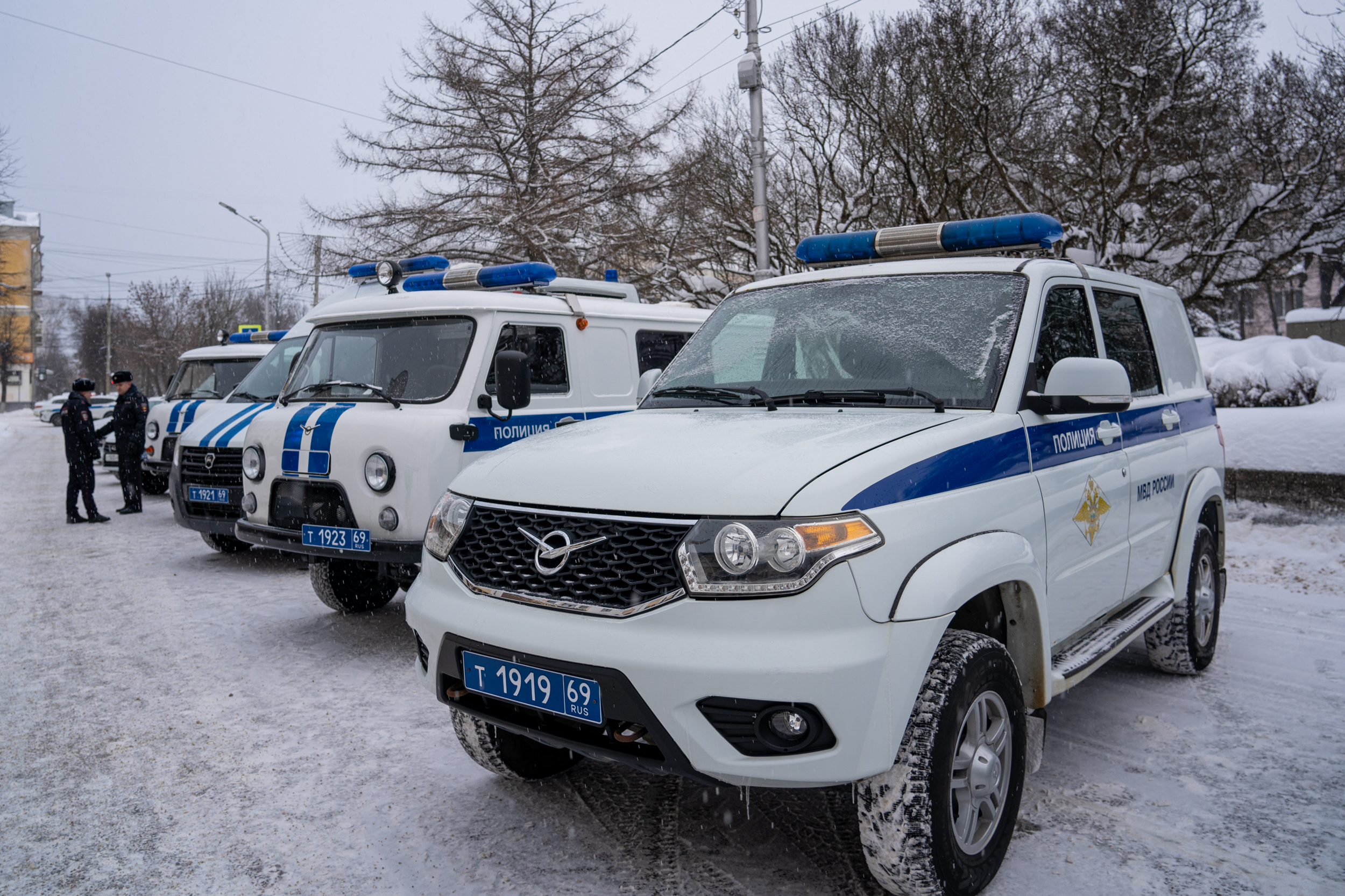 Виталий Королев передал полиции Твери 13 новых автомобилей