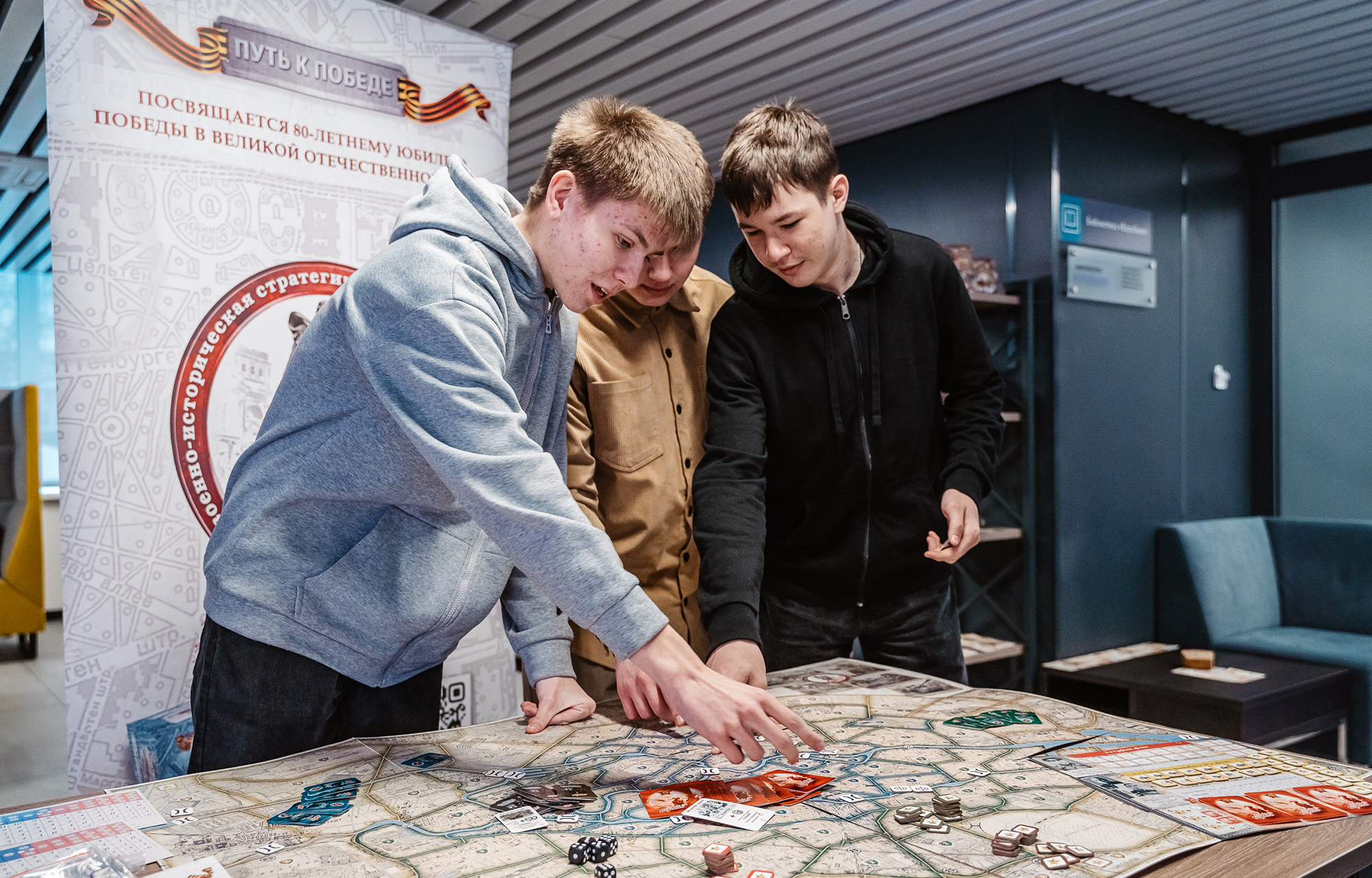 Школьники Твери почтили память героев на акции «872 дня мужества»