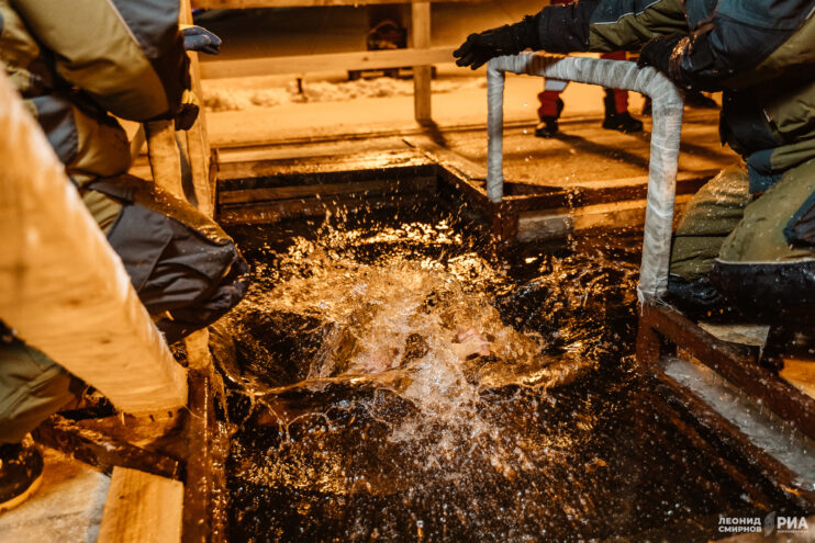 2000 тверитян окунулись в крещенской проруби 2000 тверитян окунулись в крещенской проруби