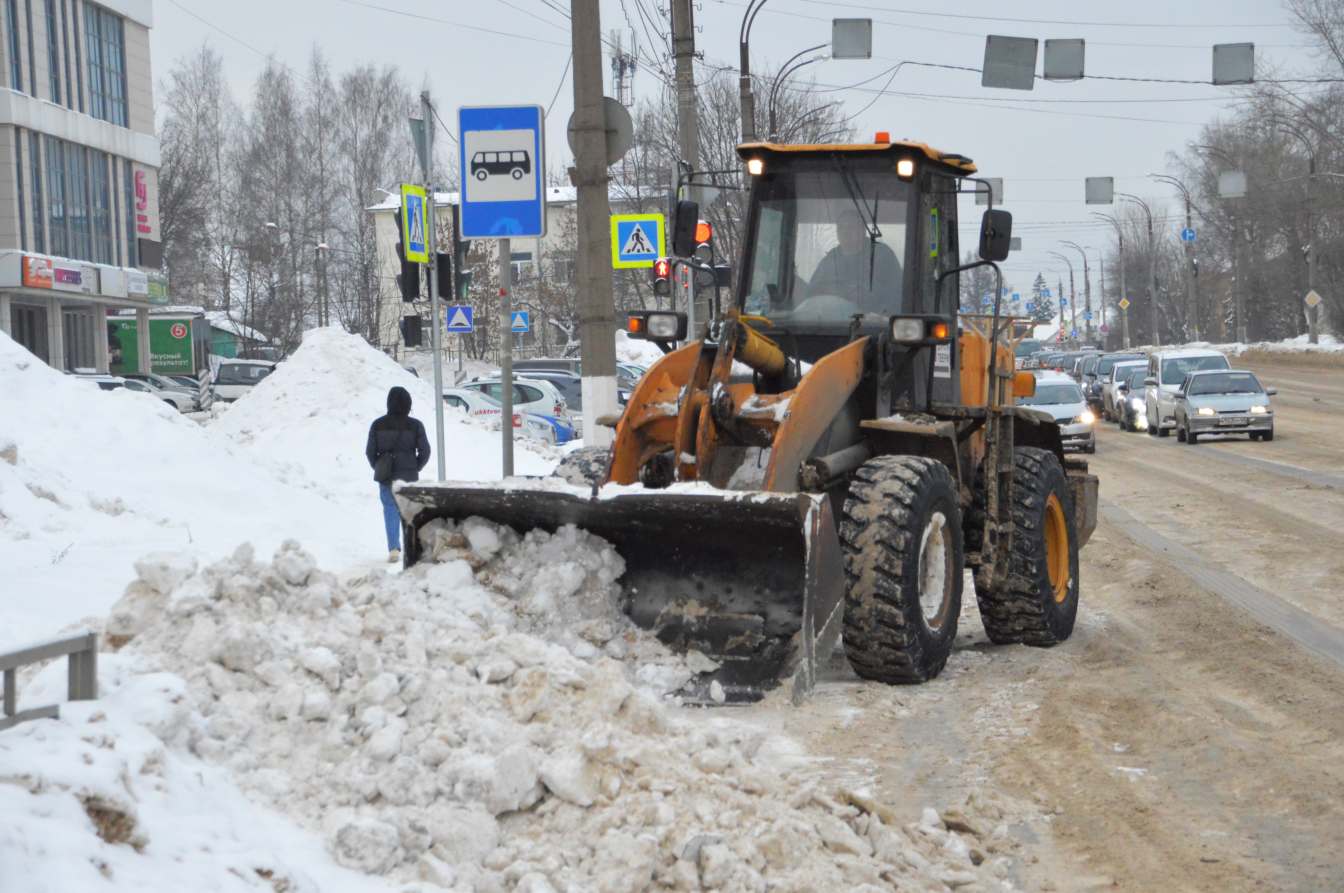 Вывоз снега в Твери продолжается в круглосуточном режиме