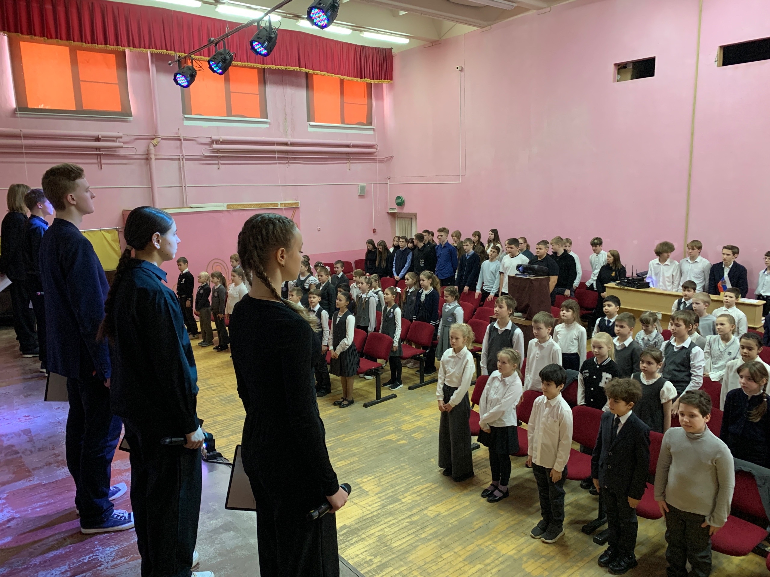 "Память, звучащая в песнях: Школа № 53 отметила День освобождения Ленинграда от блокады "Память, звучащая в песнях: Школа № 53 отметила День освобождения Ленинграда от блокады