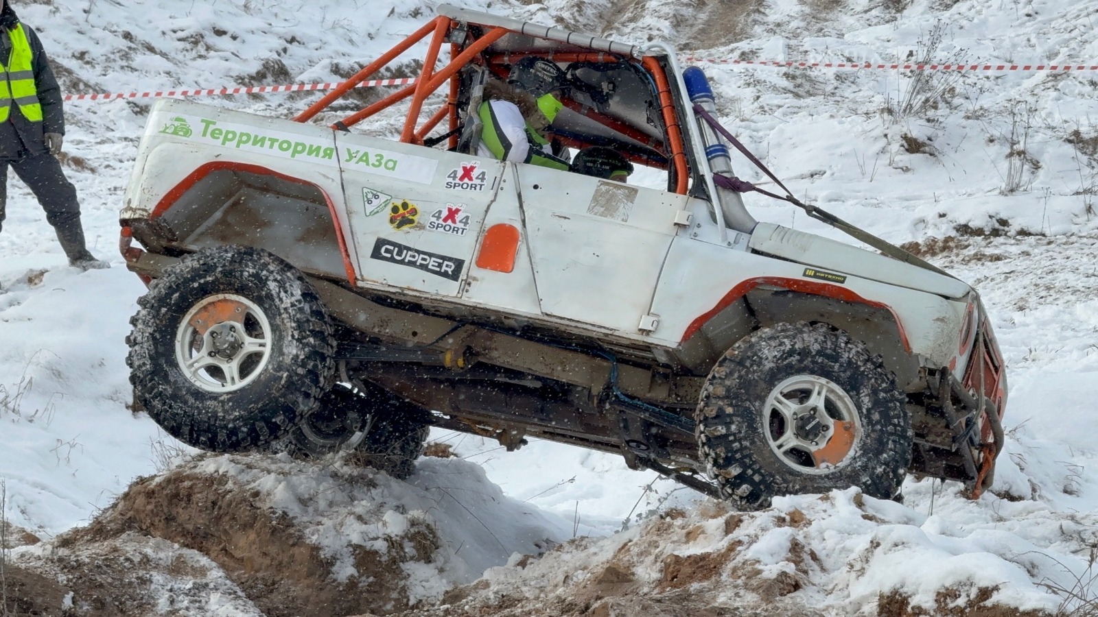 Автомобили заскользят по льду в Твери словно лебеди Автомобили заскользят по льду в Твери словно лебеди