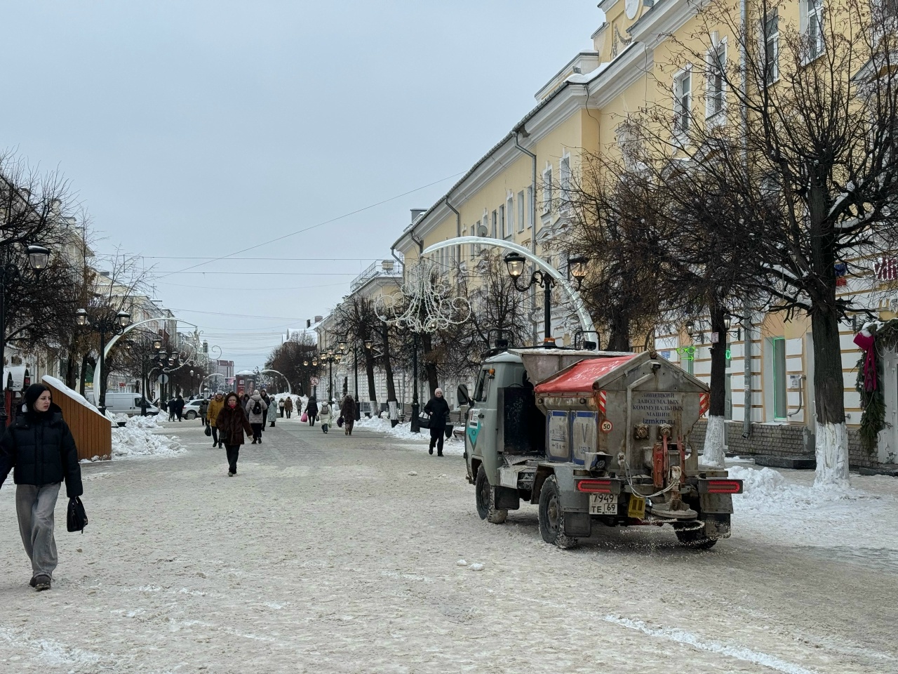 Около 70 единиц техники ежедневно чистят улицы Твери