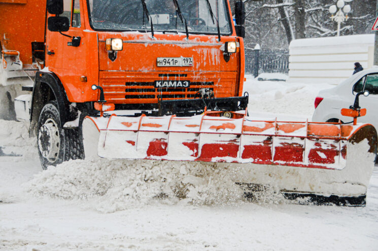 В Твери дорожные службы круглосуточно устраняют последствия снегопада