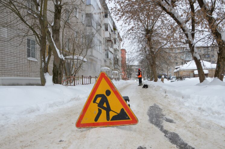 Крыши домов в Твери проверяют на наличие сосулек и наледи