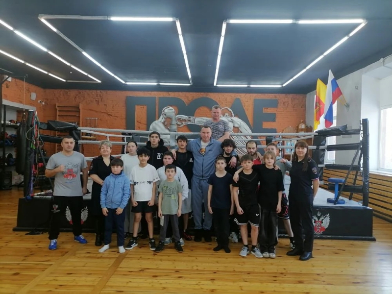 В Твери полицейские, священник и боксеры объединились для работы с подростками