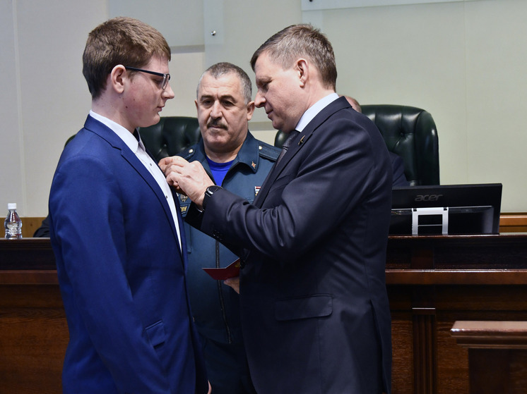 За спасение тонущего ребенка был награжден школьник из Тверской области