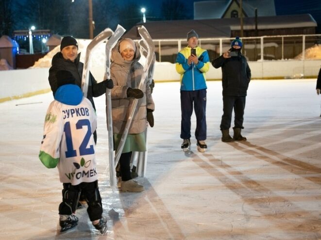 Юным хоккеистам из Лихославля вручили звездные подарки