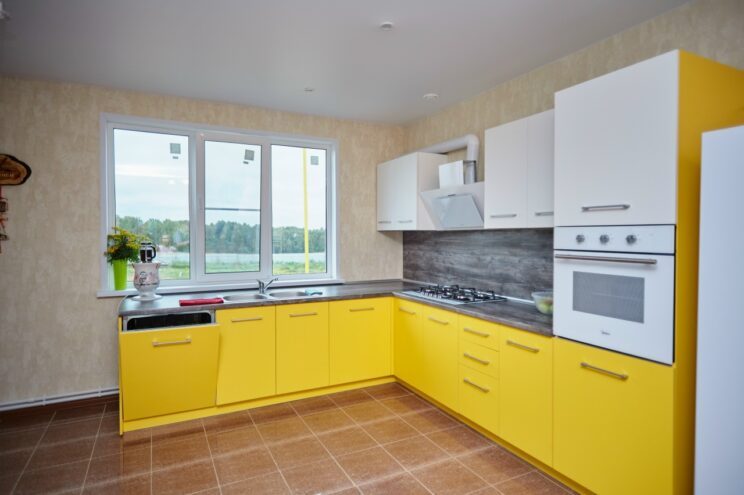 Секреты долголетия кухни: как неправильный уход за посудой убивает ваши тарелки и машину