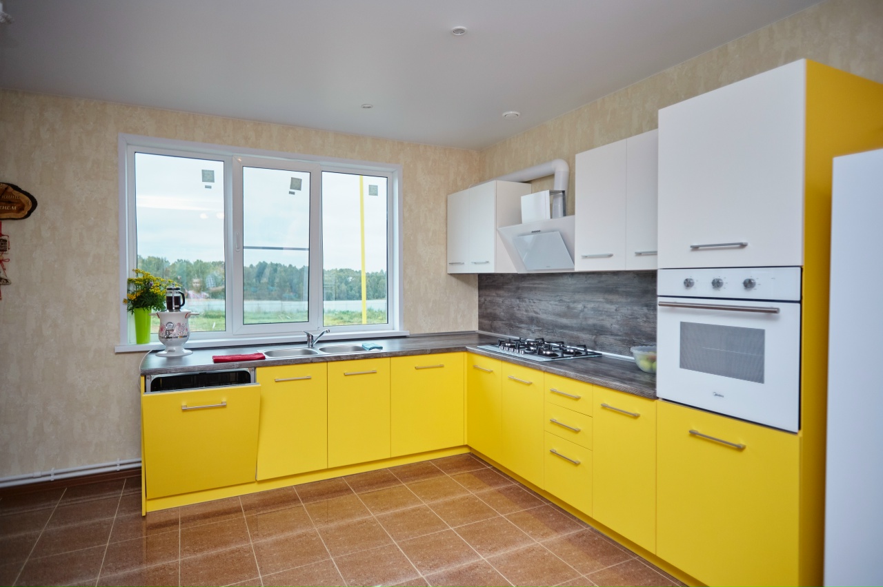 Секреты долголетия кухни: как неправильный уход за посудой убивает ваши тарелки и машину