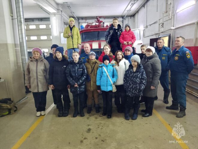 Оленинские пожарные открыли двери для юных героев: экскурсия в мир спасения