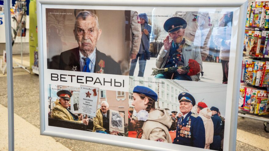 Патриотизм и долг: фотовыставка РИА Верхневолжье украсила почтовое отделение Твери к 23 февраля