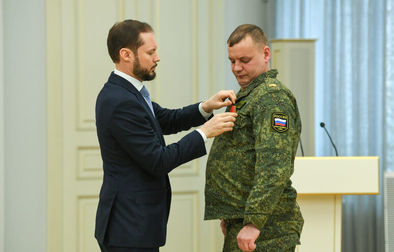 Виталий Королев вручил награды защитникам Отечества и волонтерам