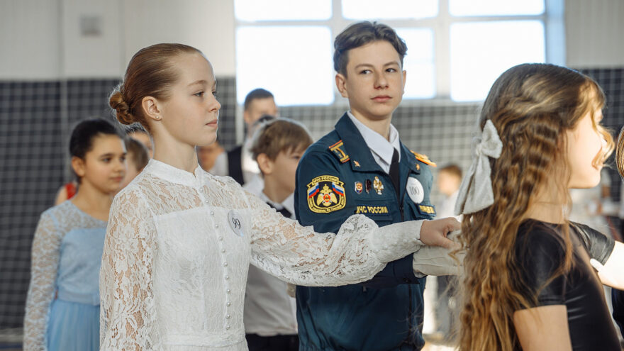 "Орлята России" закружились в вальсе: Бал "Встреча друзей" собрал 140 школьников Тверской области