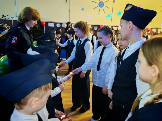 В Твери кадеты создали уникальные светоотражающие подарки для первоклассников