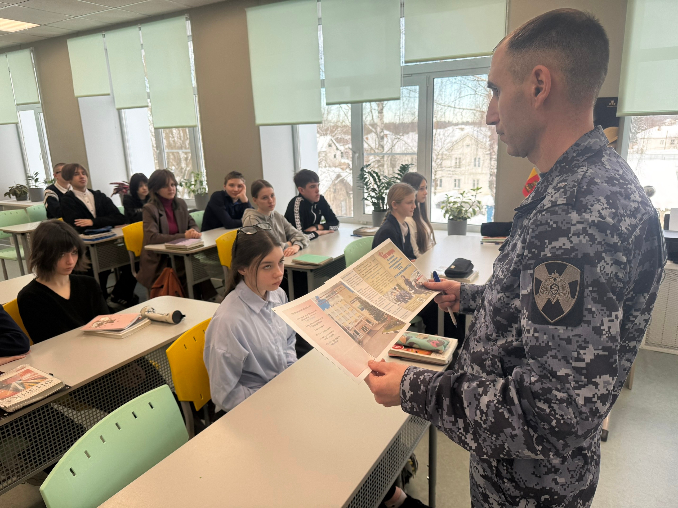 От терроризма до кибербезопасности: Росгвардия провела урок для школьников Западной Двины