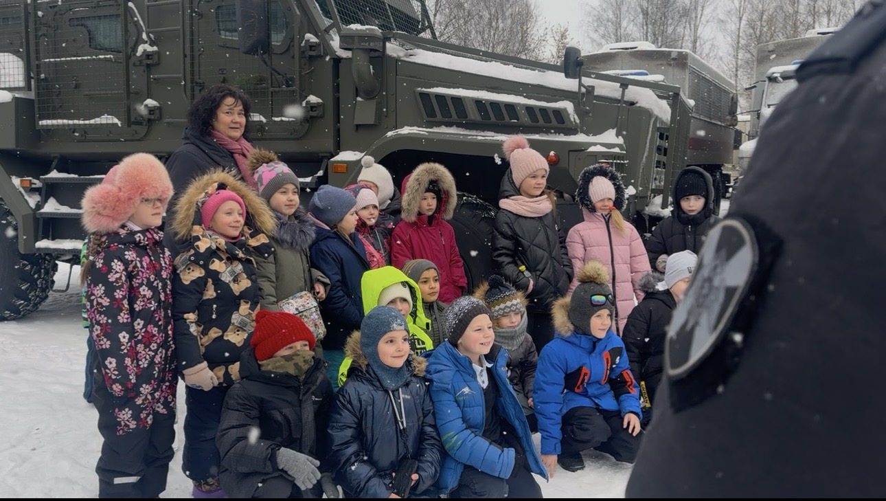 В Твери «Дни Росгвардии»: ОМОН «Барс» познакомил школьников Бурашево с историей и техникой войск