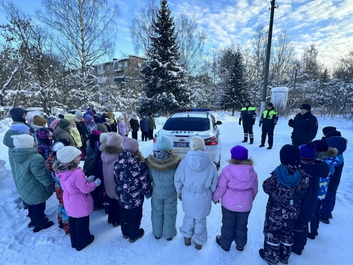 Первоклассники гимназии № 2 Осташкова примерили роль инспекторов ДПС